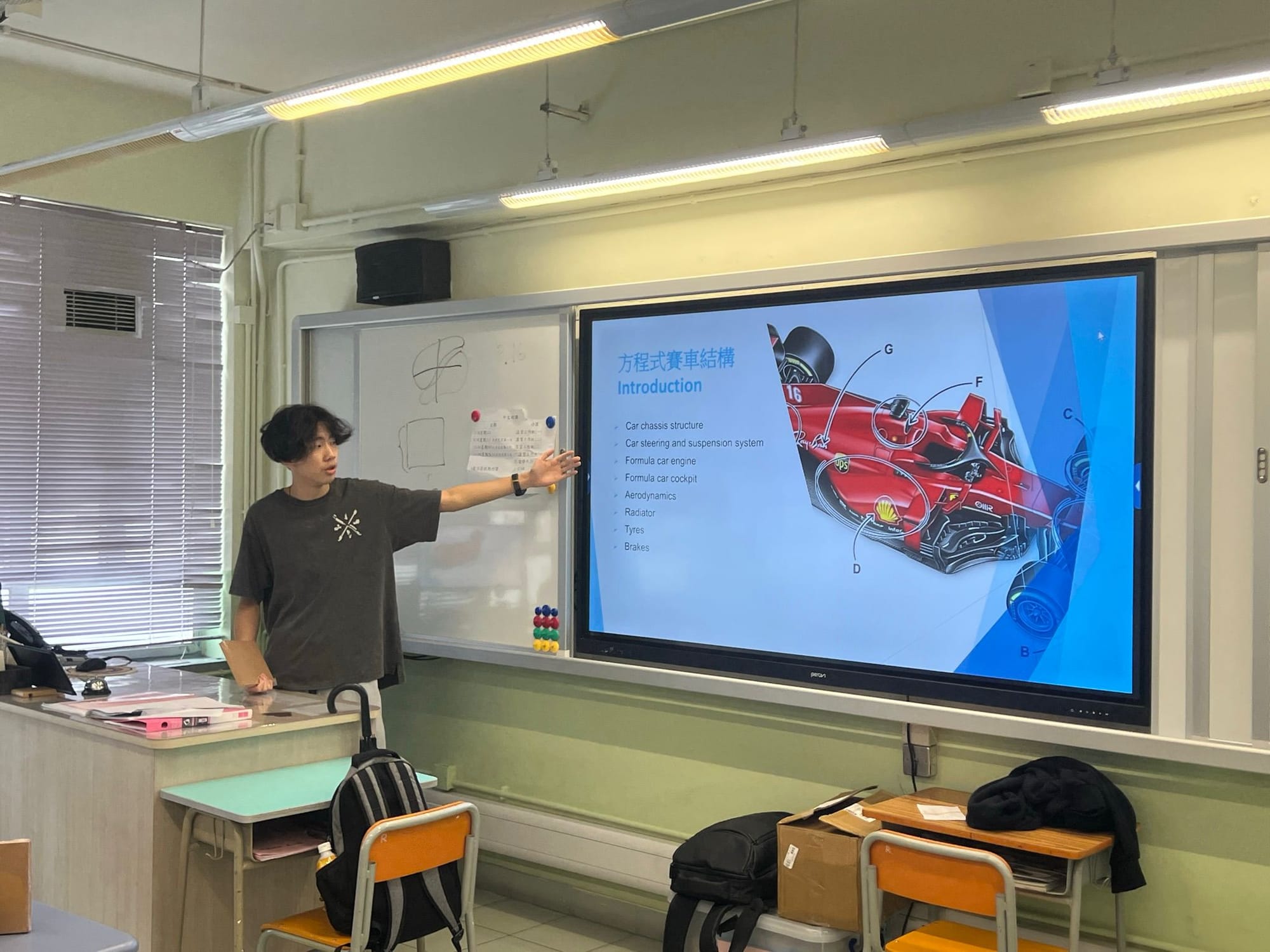 Jeff 在課堂內教授 Formula One 賽車的知識
