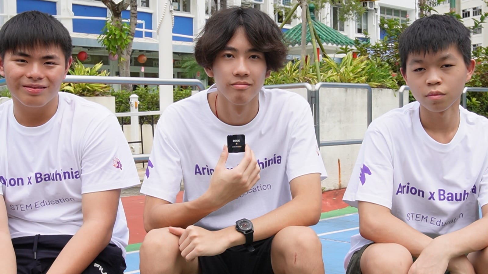 Jeff (中)自少對賽車充滿熱枕,希望能夠成為賽車手。