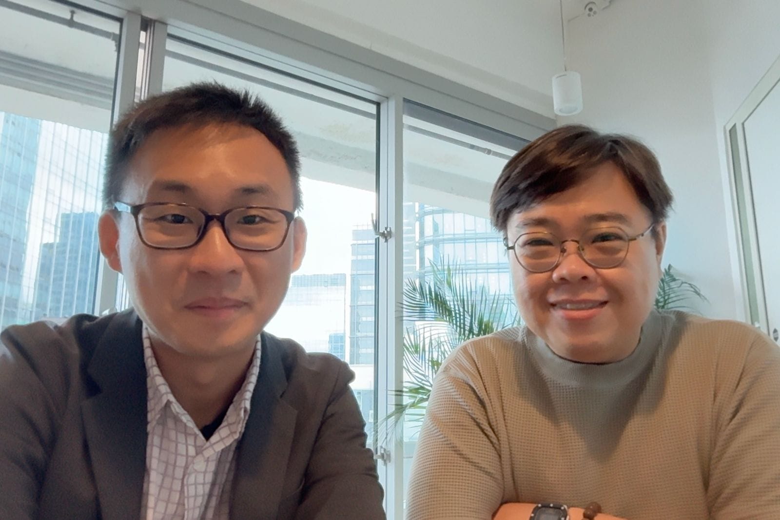 程網AI新聞資訊節目《AIOB》主持 (右起):Matthew Mak、Tony Tsui